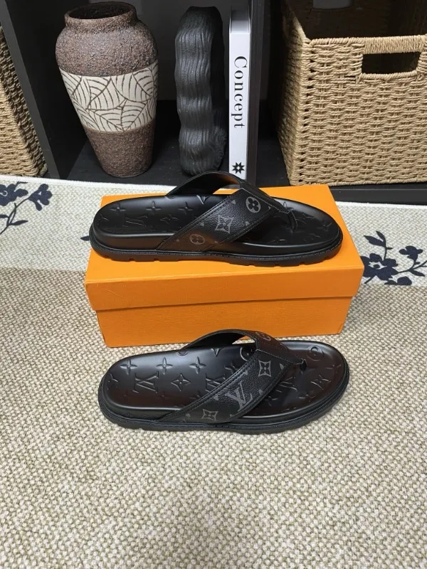 P270🏆Louis Vuitton 🏆[Louis Vuitton] Spring/Summer 2025 [Men's Flip Flops] 🎯🎯As an active family in the fashion industry ⭐ Lv is characterized by bold innovation ⚡Create this casual business style for Chinese fashionable men ✨The fabric is made of imported high-grade cowhide 🔥 Clean and neat ⚡Fashionable and elegant🌹Breathable, sweat-absorbent and deodorant👈So luxurious, high-end and domineering. 👍Must be sold if you repost the picture. Number of yards: 38--46. Color: 🎉 For large quantities. Welcome to repost.